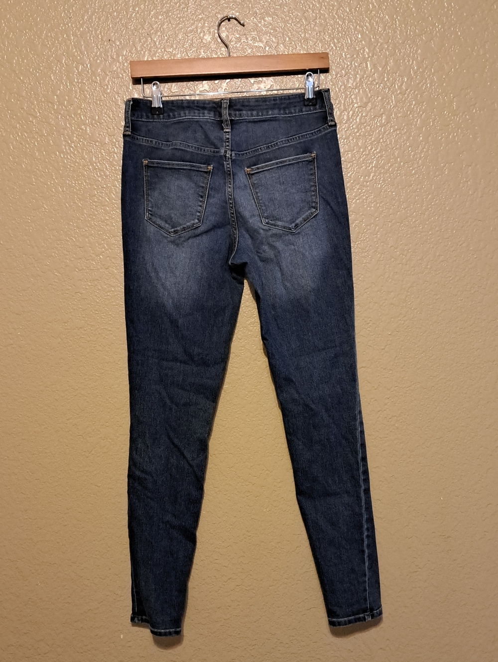 Universal Thread Women's Mid-Rise Dark Wash Skinny Jeans. Size 6/28R. - Picture 5 of 13